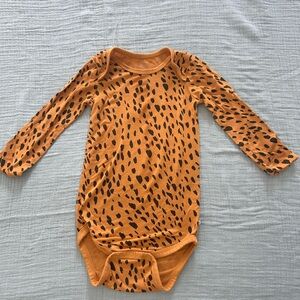 KYTE BABY Leopard Print Long Sleeve Baby Onesie